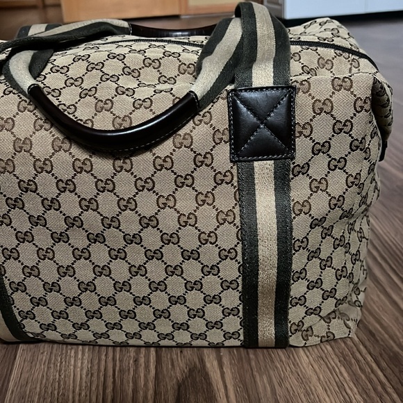 A 251 - ๐ฏ% authentic Gucci duffel travel bag - Picture 7 of 16